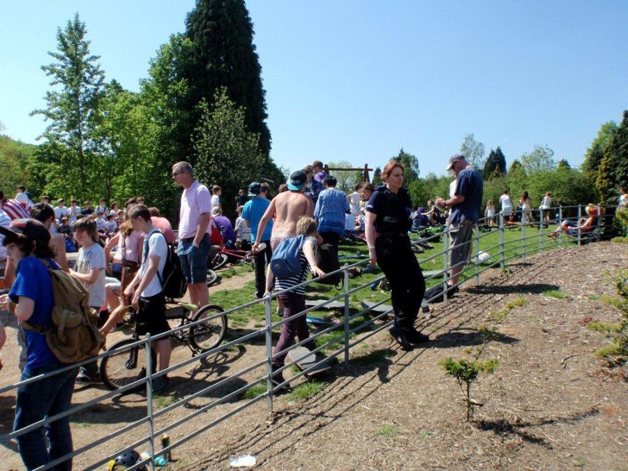 Milly Jam - Crowds watch 1